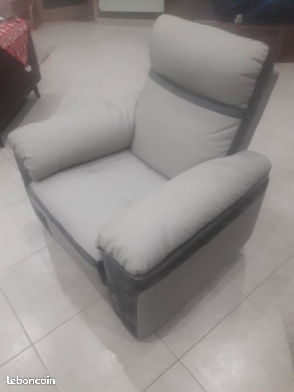 Table avec 4 chaises et 1 fauteuil (image 2)