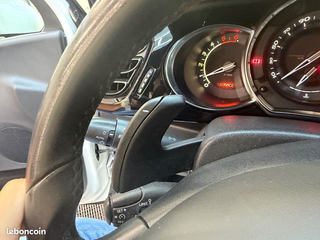 Citroën DS3 Phase 2 1.6 e-HDi 92Ch So Chic - BOITE AUTO / RADAR DE RECUL / CLIM AUTO / BLUETOOTH / REGULATEUR DE VITESSE (image 18)