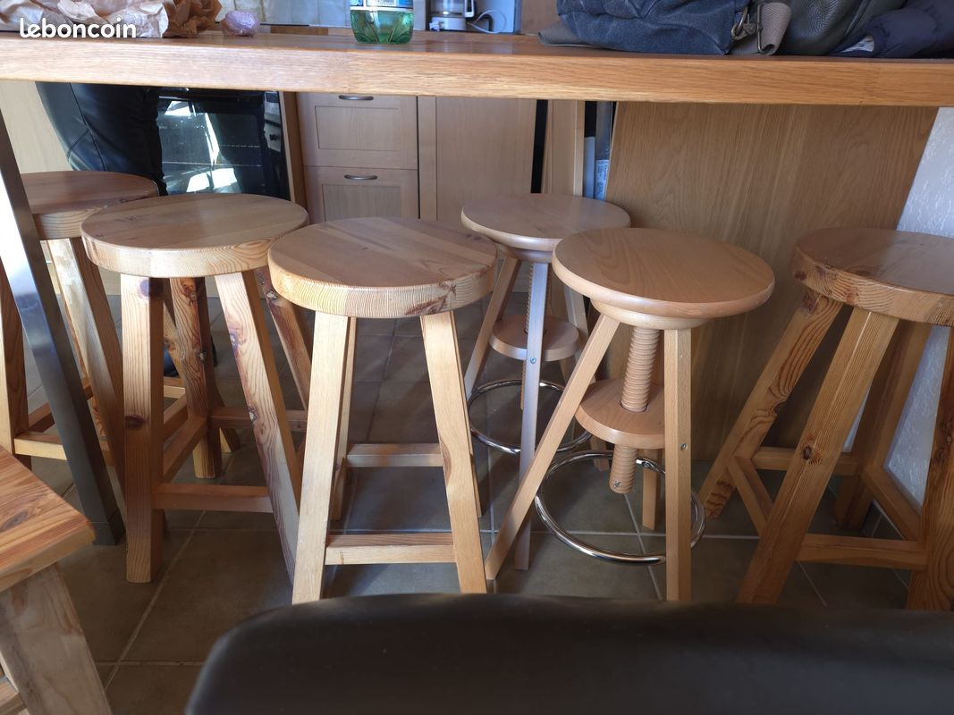 Lot meubles maison : canapés, fauteuils rotin, table basse, tabourets, commode (image 6)