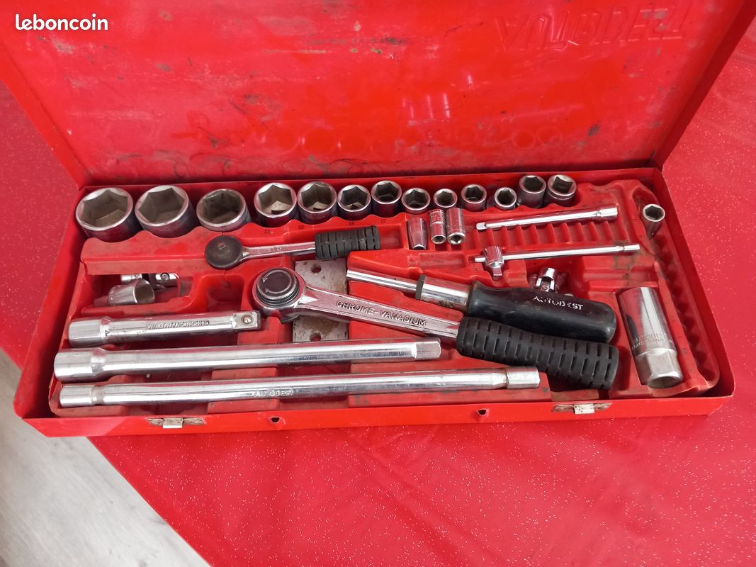 Caisse métallique et outils (image 1)