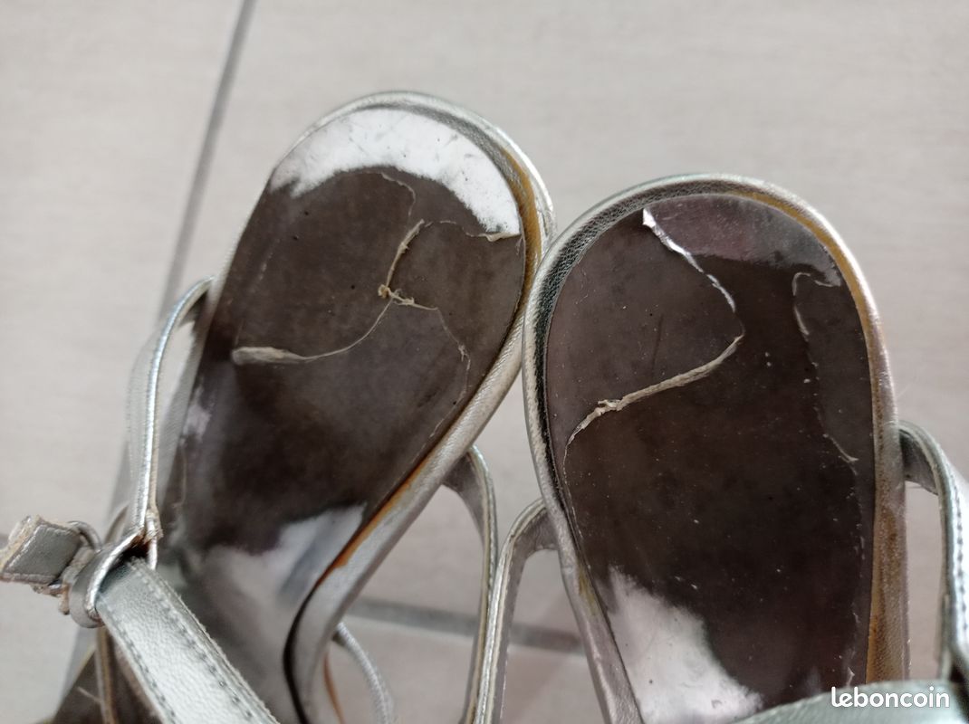 Chaussures escarpins à talons gris argenté strass marque Elite pointure 39 État très moyen Beaucoup porté Multiples marques d'usure. Voir photo Talons a refaire entièrement (image 3)