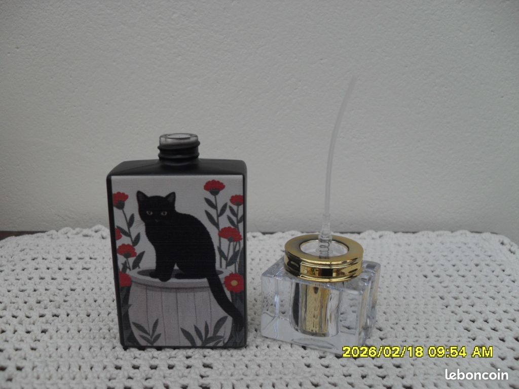 Vaporisateur de parfum en verre noir de 30 ml, orné d'un motif de chat." (image 6)