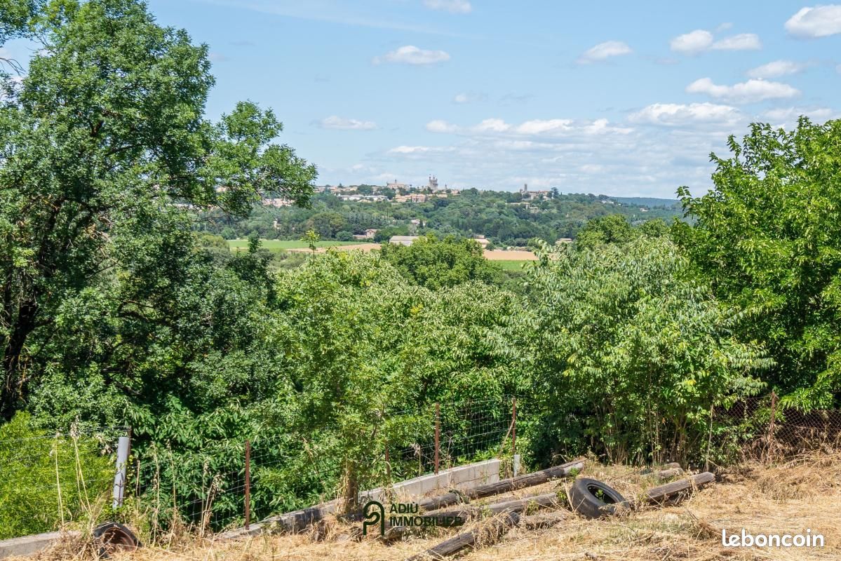 Terrain 700 m² · à Uzès · 165 000 €