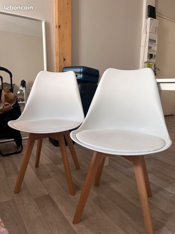 2 chaises blanches (image 1)