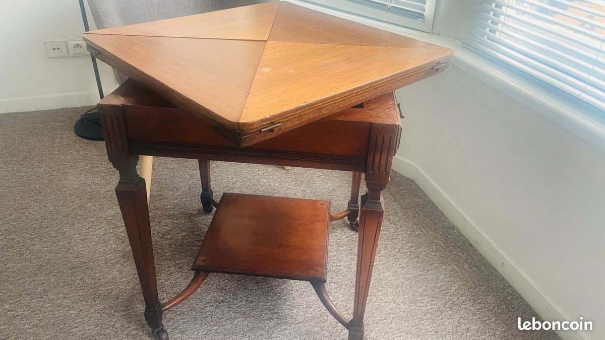 Table d'appoint vintage en bois avec détails sculptés (image 1)