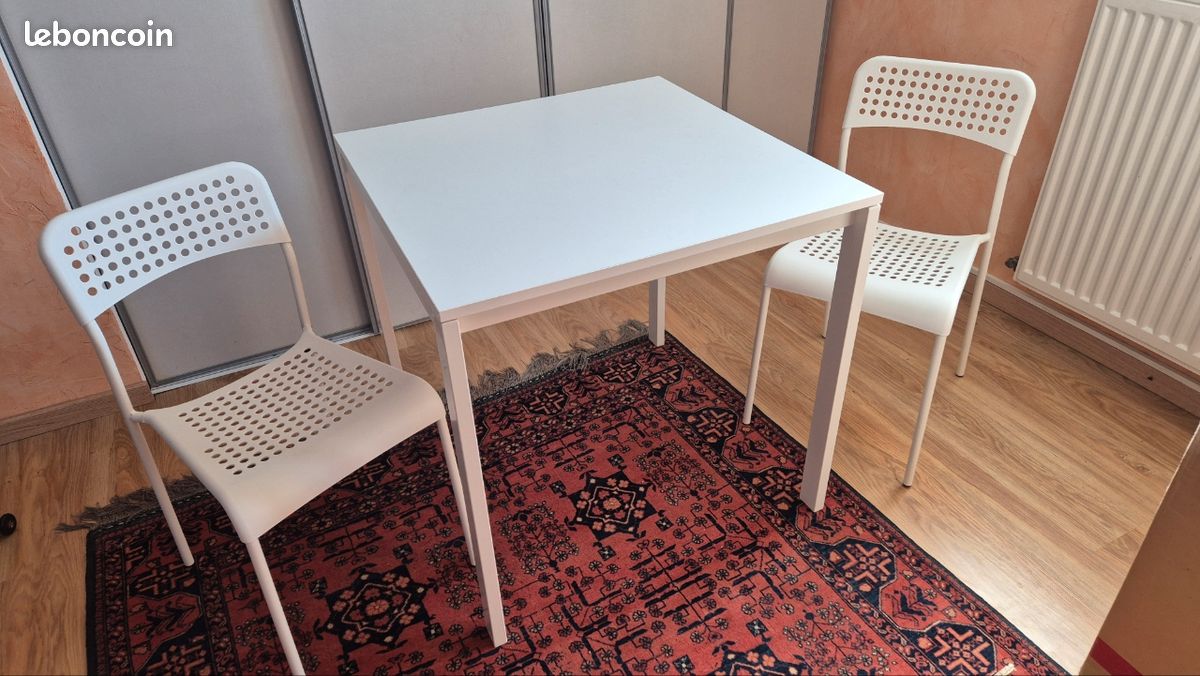 Vends table et 2 chaises (image 1)
