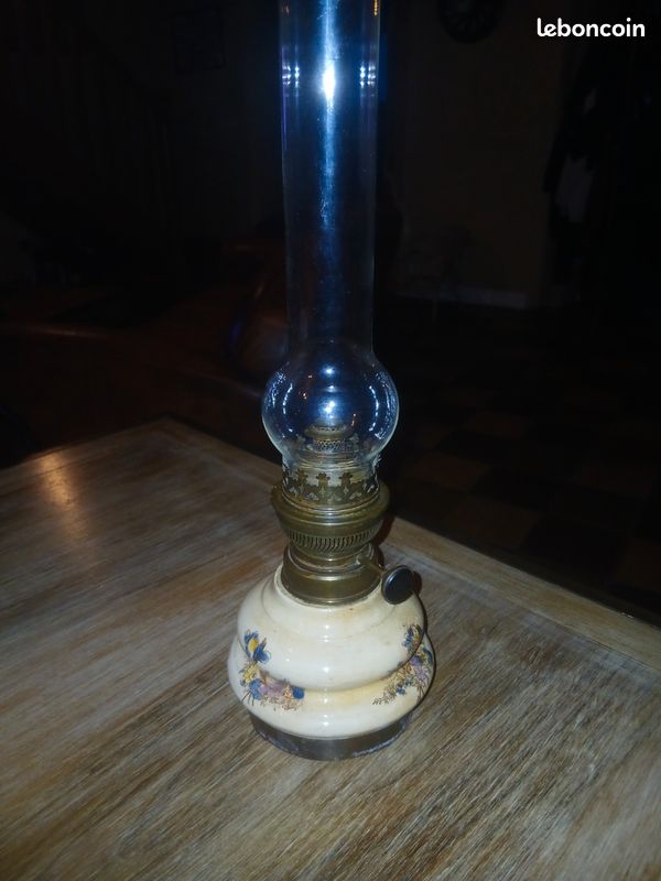 Ancienne lampe a pétrole faience (image 1)