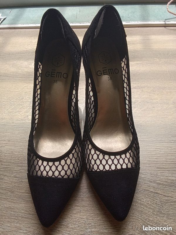 Escarpins Pointus FUGITIVE – Toile Et Cuir Noir Avec Bijou Incrusté – Taille 38 – Très Bon état
