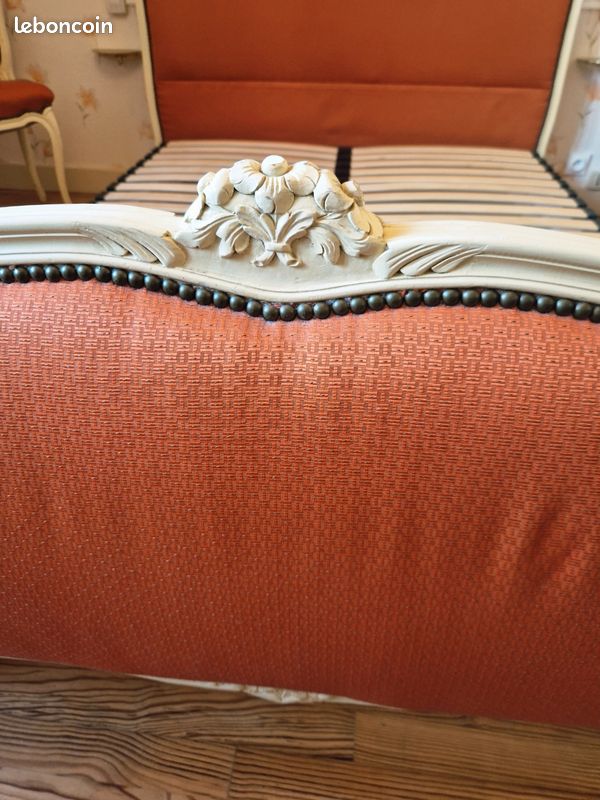 Lit En Velours Rouge Style Louis XV – Taille 140x190 – Vintage Corbeille