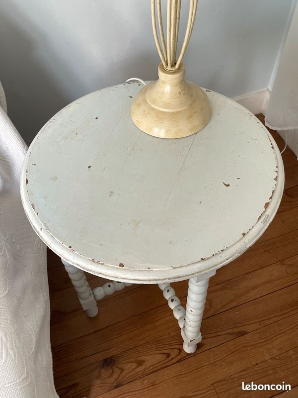 Table ronde d'appoint en bois pieds stylisés (image 1)