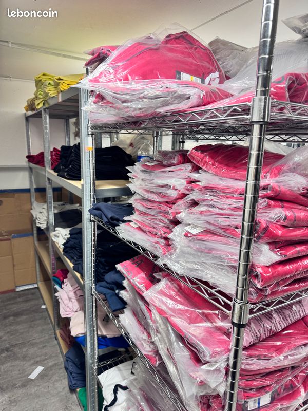DÉSTOCKAGE MASSIF – Marques originales : Levi’s, Tommy Hilfiger, Hugo Boss, Calvin Klein, Vans, Converse, The North Face, Patagonia… (image 2)