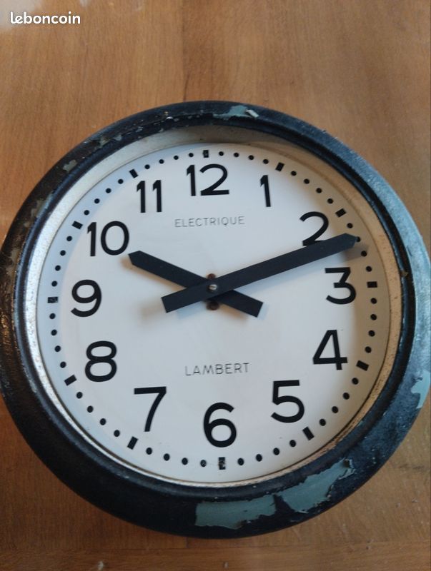 Pendule murale industrielle vintage Antiquités