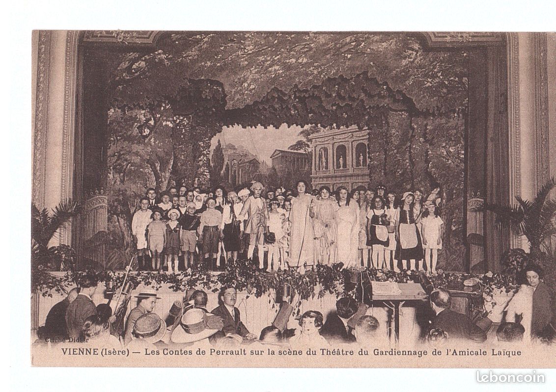 CPA Vienne Les Contes de Perrault sur la scène du théâtre du Gardiennage de l'amicale laïque (image 1)