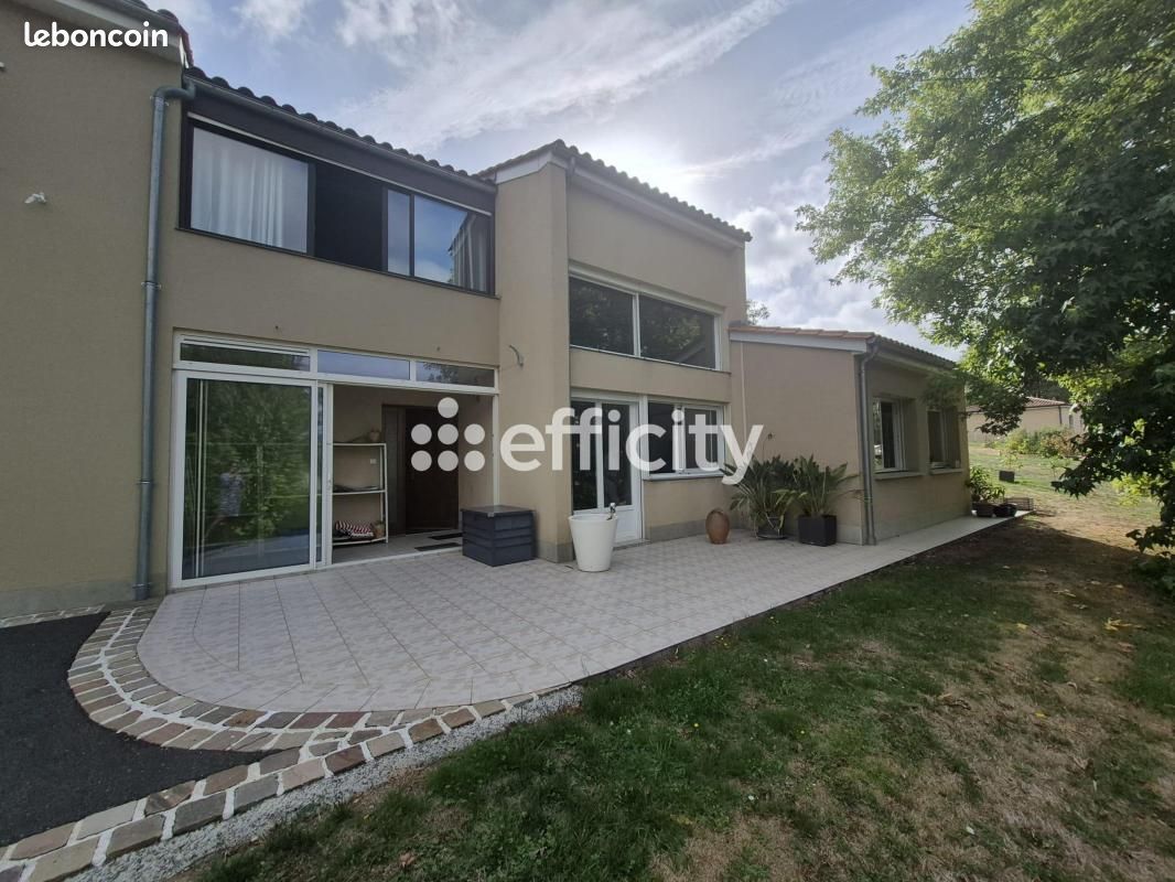Maison 8 pièces 174 m² · à Confolens · 174 m² · 325 000 €