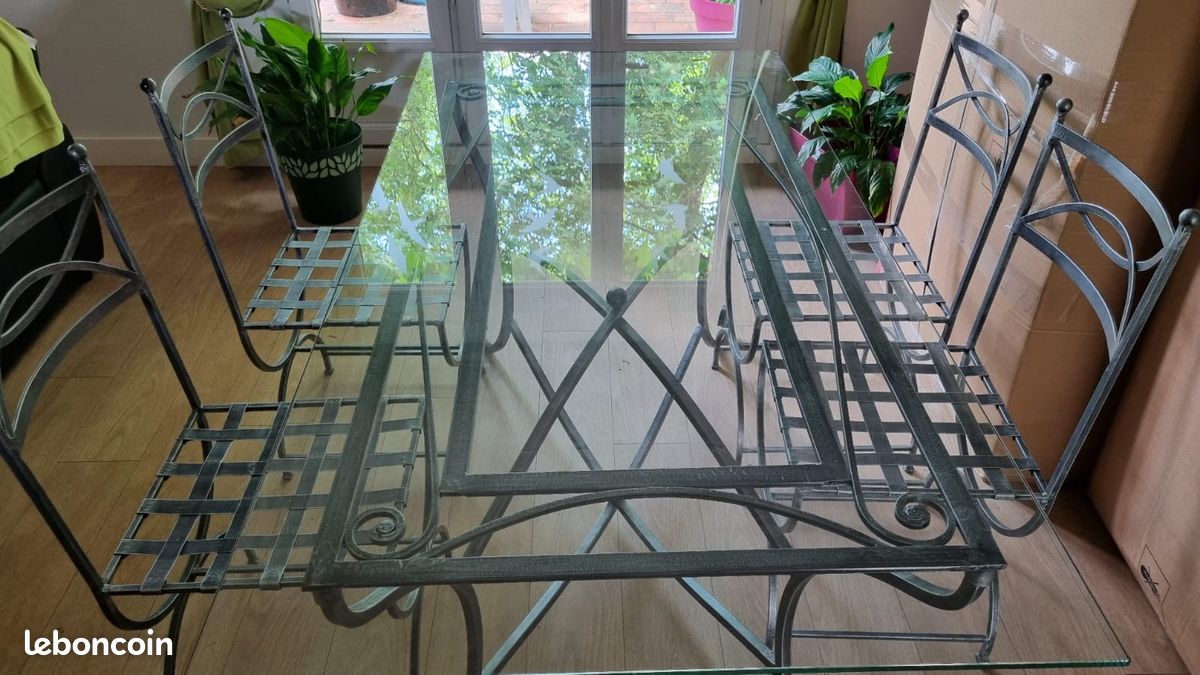 Table en verre et acier et ses quatre chaises (image 3)