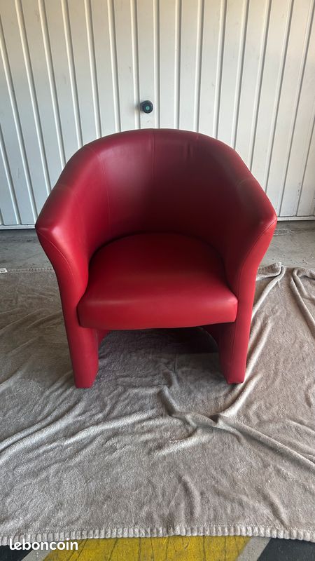 Fauteuil club rouge en simili cuir – 75 cm de haut (image 1)
