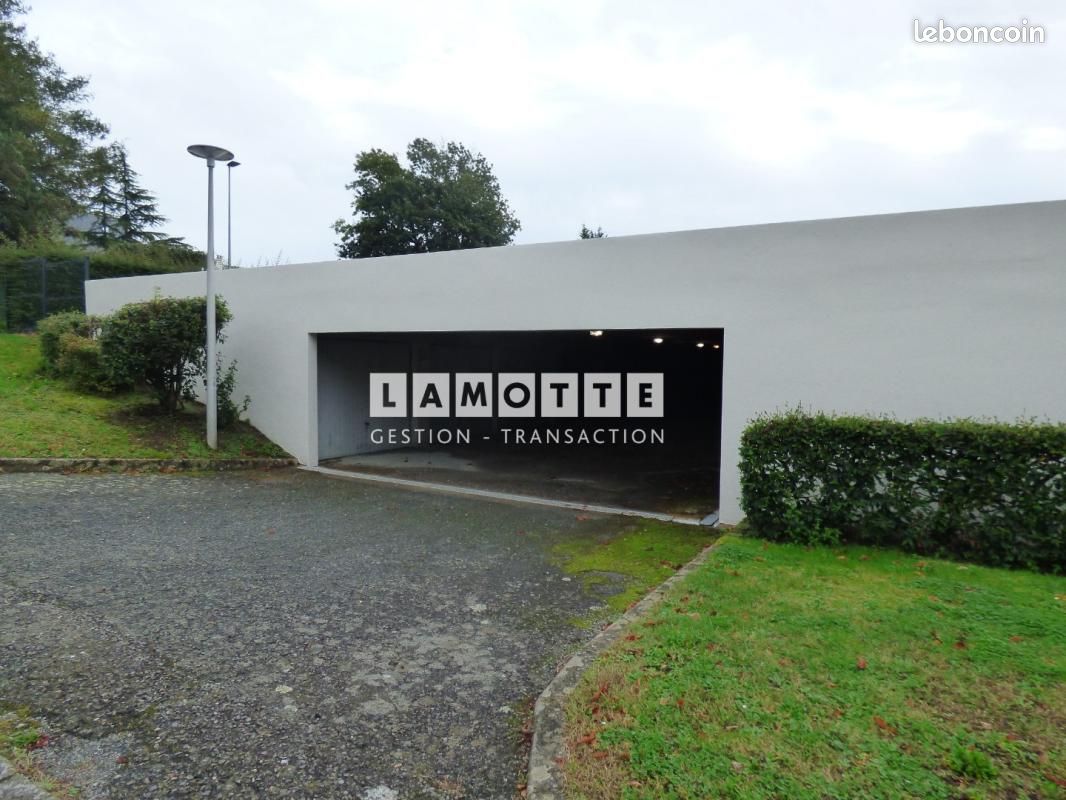 Parking 15 m² · à Vannes · 15 m² · 102 €/mois