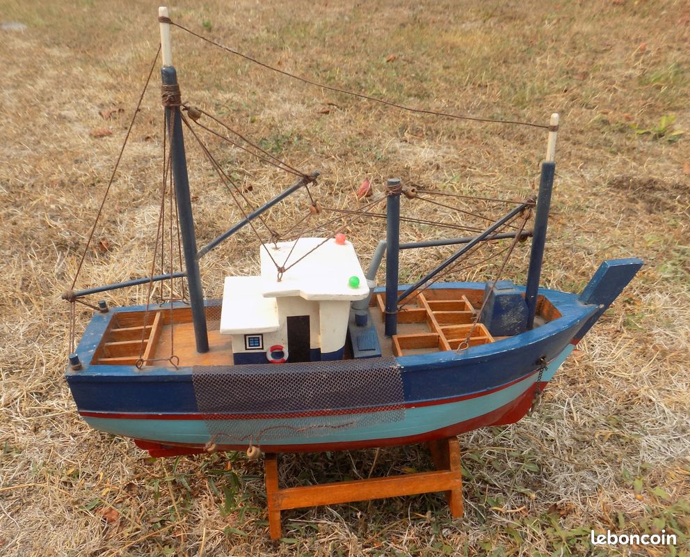 Kit Bateau Chalutier Playtastic – Plus De 40 Pièces à Peindre Et Assembler