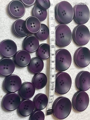Lot De 19 Boutons Vintage Violets à 4 Trous - Diamètre 1,7 Cm - Réf. 175 - Occasion - France