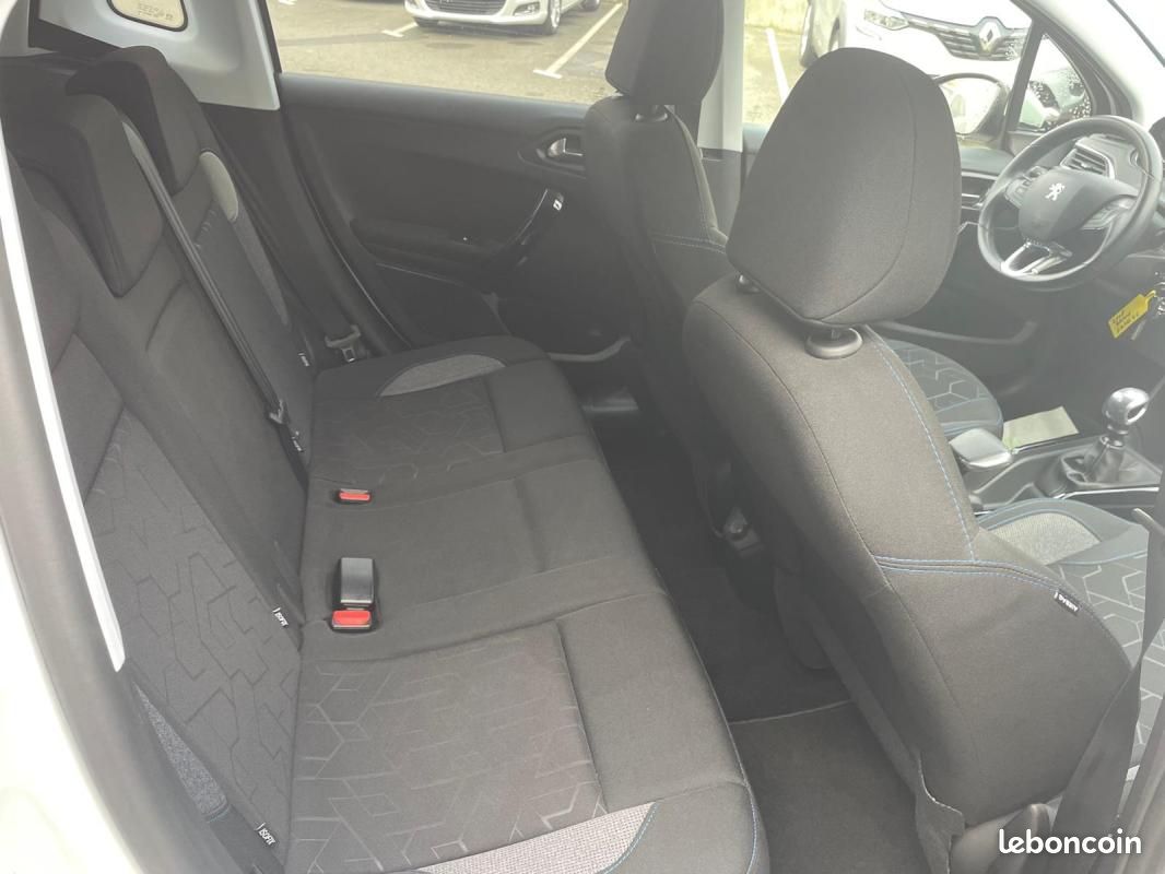 Peugeot 2008 PURE TECH 110CH SIGNATURE (image 19)