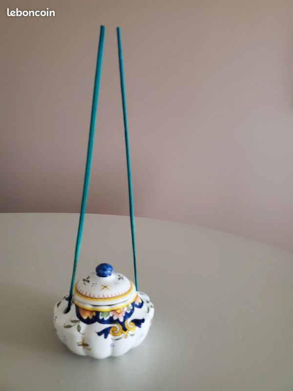 Pot / boite / diffuseur de parfum en porcelaine (image 1)