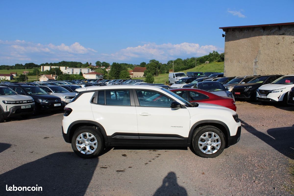 Jeep AVENGER ALTITUDE 100 CV 1L2 TURBO BOITE 6V ABS CAMÉRA GRAND GPS 3D BLUETOOTH AUDIO JBL (image 5)