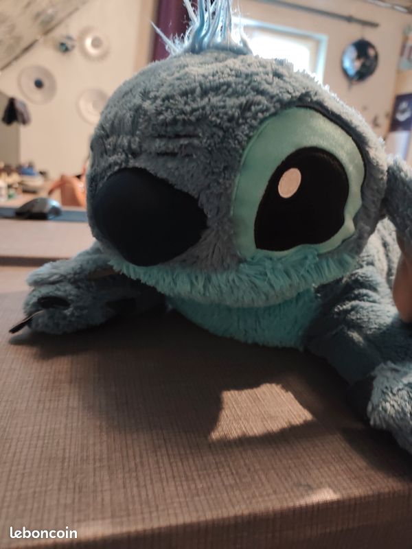 Stitch couché (image 1)