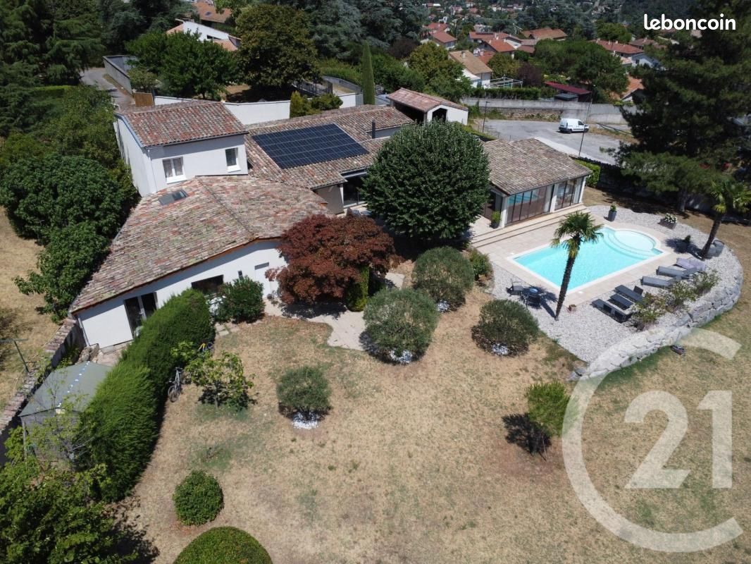 Maison 9 pièces 235 m² · à Roiffieux · 235 m² · 499 000 €