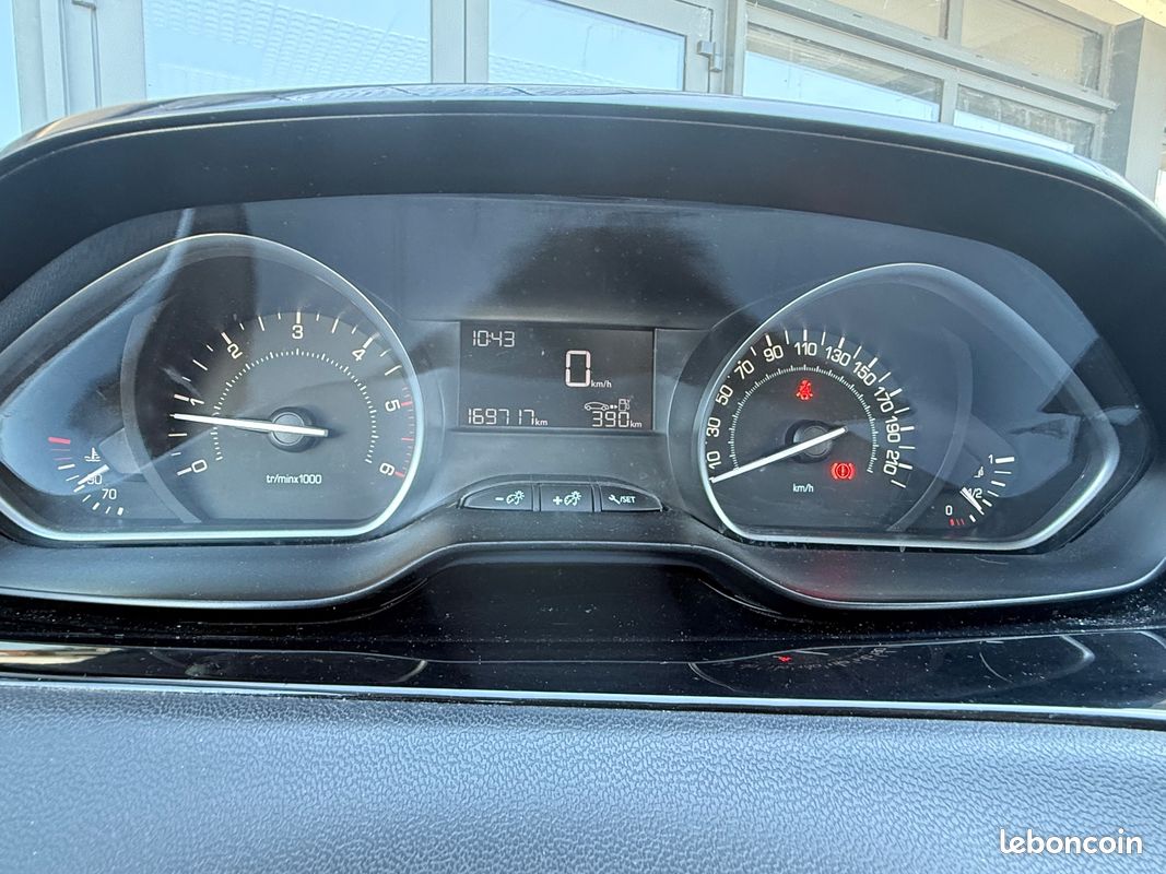 Peugeot 208 1.6 bluehdi 75ch premium (image 26)
