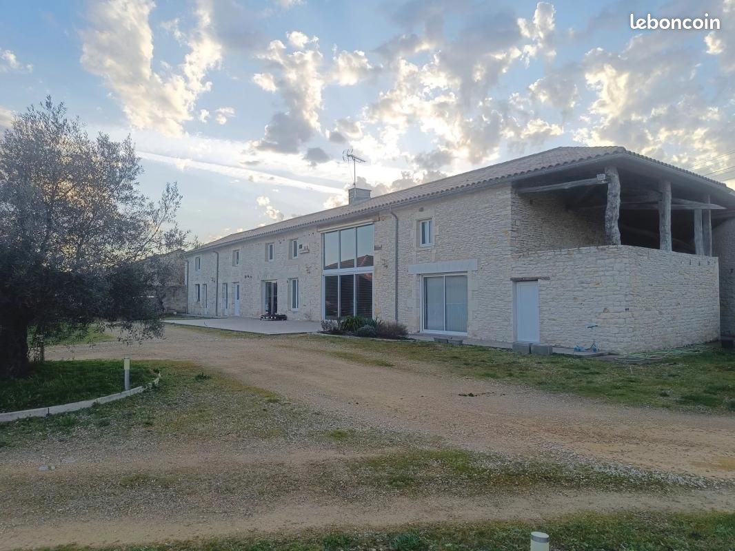 Longère 8 pièces 325 m² - Champigny en Rochereau 86170 (image principale 0)