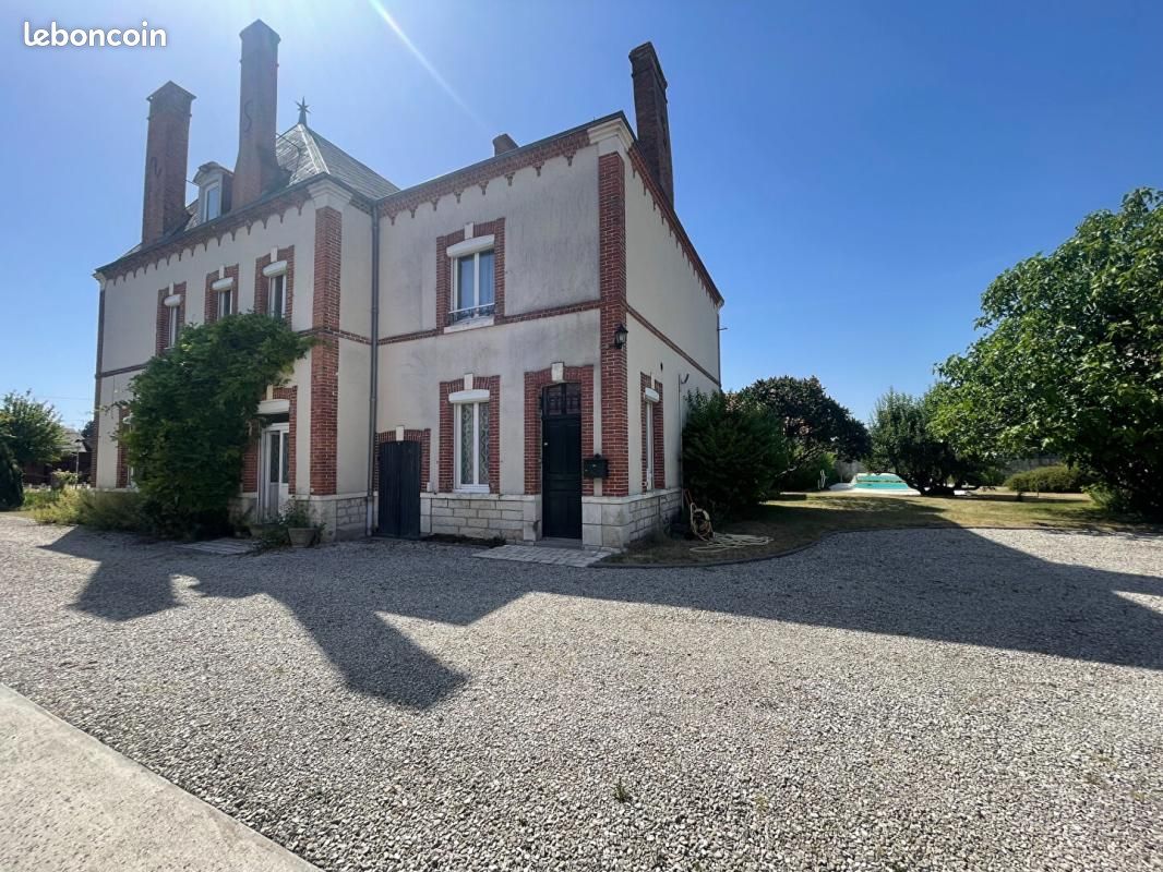 Maison 10 pièces 266 m² · à Varennes-Changy · 266 m² · 369 000 €