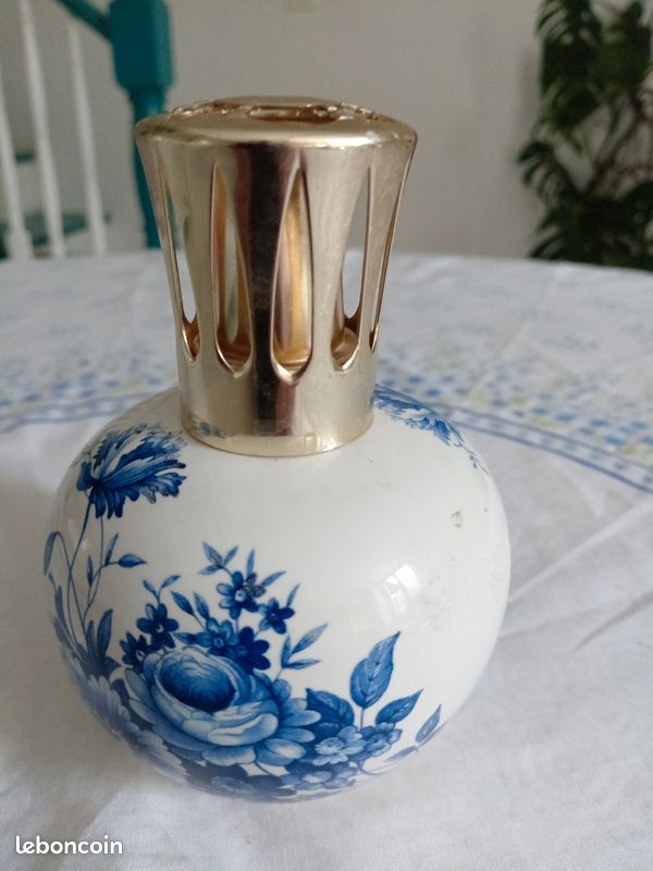 Ancienne lampe Berger en porcelaine et fleurs bleues (image 6)