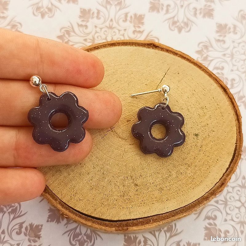 Boucles d'oreilles fleurs Flora violette paillettées (image 1)