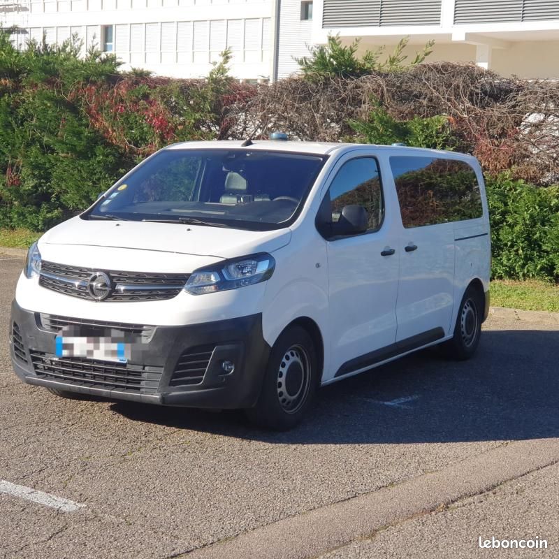 Opel Vivaro Ambulance (image 4)