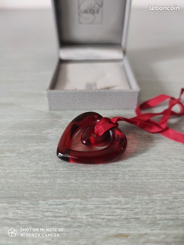 Pendentif Cœur Lalique – Cristal Rose Avec Chaîne Argent 18 Carats | Occasion Porté