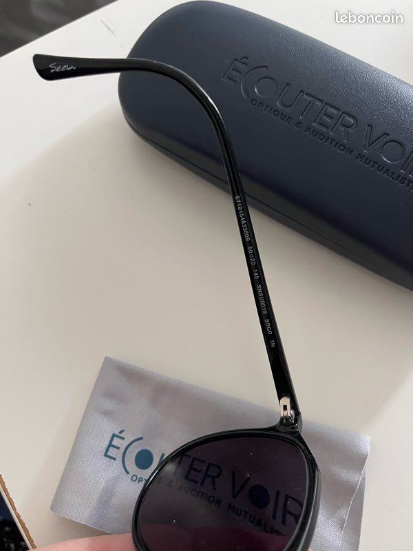 Monture, lunettes de soleil— Écouter Voir Montres Bijoux