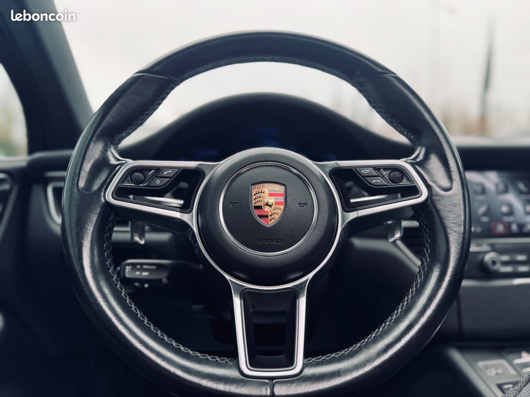 Porsche Macan 2.0L 252CH PDK + TOIT OUVRANT + SUIVI PORSCHE + SIEGES CHAUFFANTS/ELEC + CAMERA DE RECUL + GARANTIE 12 MOIS (image 26)