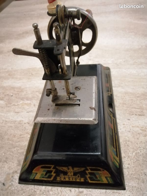 ANCIENNE PETITE BABY machine à coudre pour enfant EUR 80,00 - FR