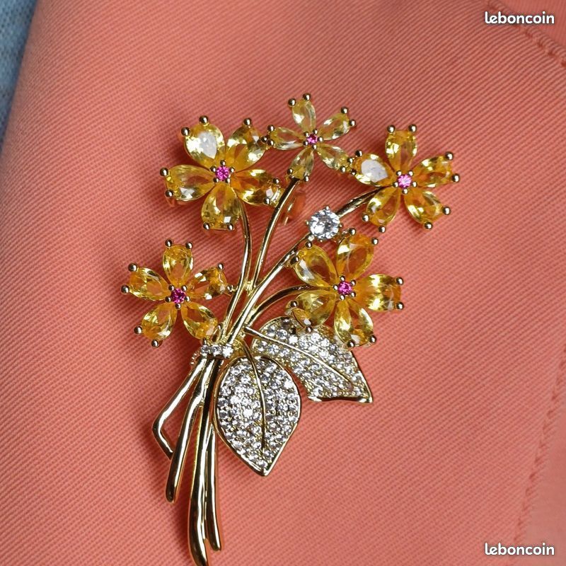 Élégante broche ancienne décor bouquet de fleurs monture façon or