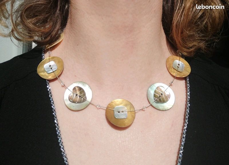 Parure De Bijoux Dorée Avec Pendentif Et Boucles D'oreilles Demi-cercle Nacre Grise