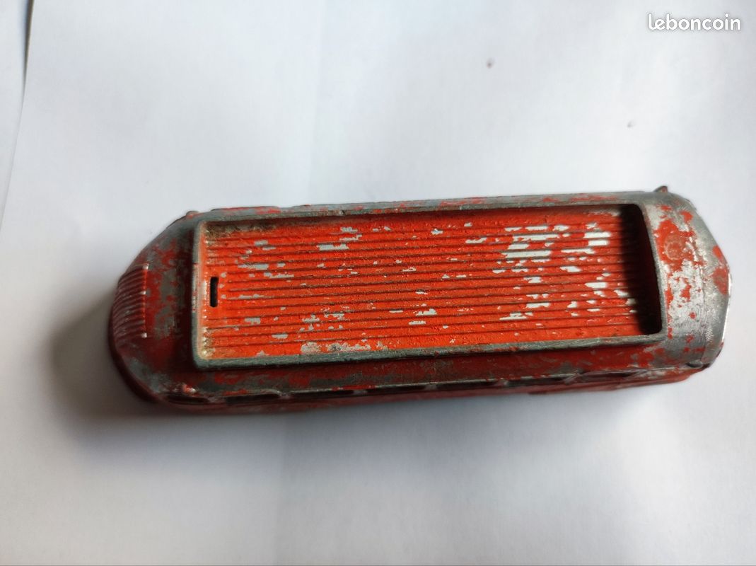 DINKY TOYSUn autocar Isobloc et une... | Jouets et maquettes: enchères