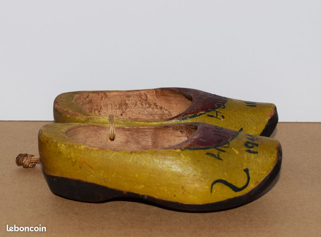 Petite paire de sabot en bois peint et marqué HOLLAND 1944 (image 4)