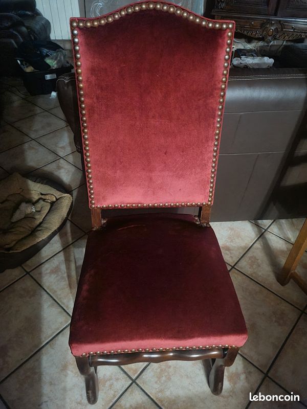 Chaise traditionnelle française vintage clous tapissier déco assise ressorts bois massif velour rouge dossier cintré style néo louis XIII henri II (image 1)