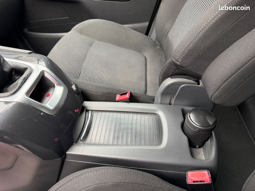 Peugeot 5008 1.6 HDI 110CH Premium Première Main (image 24)