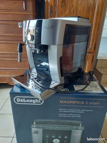 Cafetera exprés y capuchino DeLonghi. Nueva. d'occasion pour 72