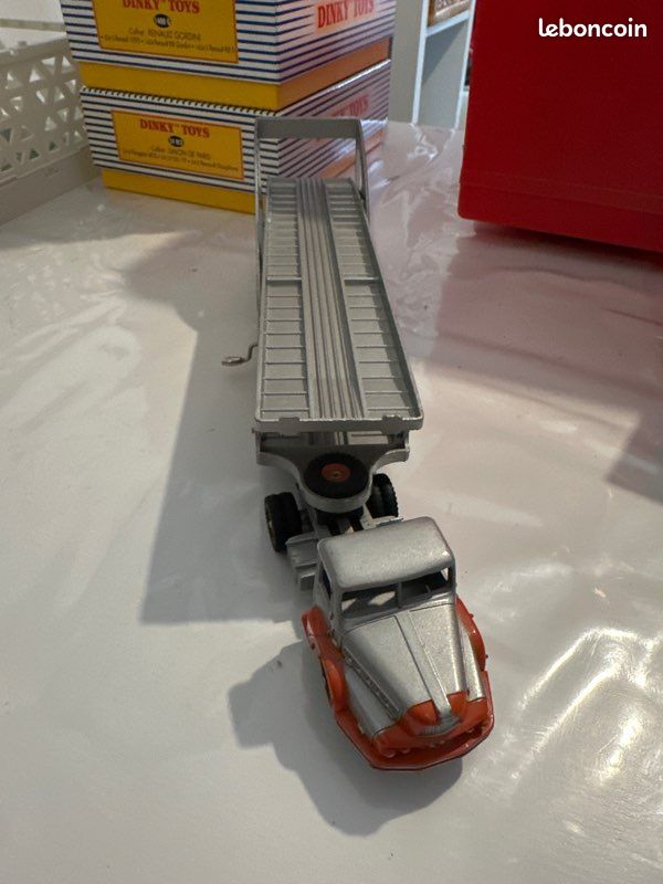 Camion semi-remorque miniature UNIC porte-voitures , Modèle réduit Dinky SuperToys numéro 39 , made in France . - - Jeux & Jouets