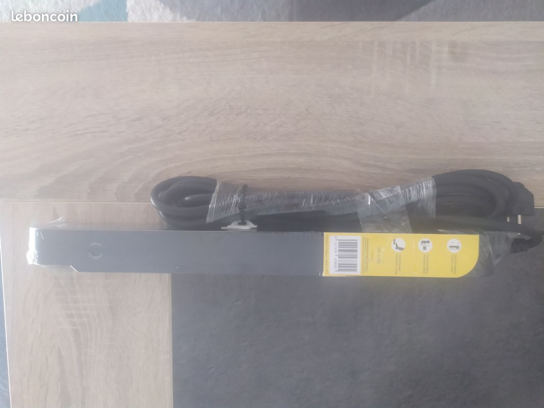 Bloc multiprise 8 prises 16A avec interrupteur - cable: 5m - Noir (image 2)