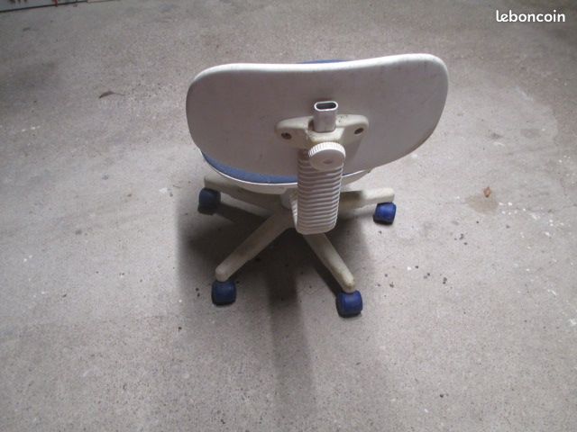 Chaise à roulettes (grand débarras) (image 2)