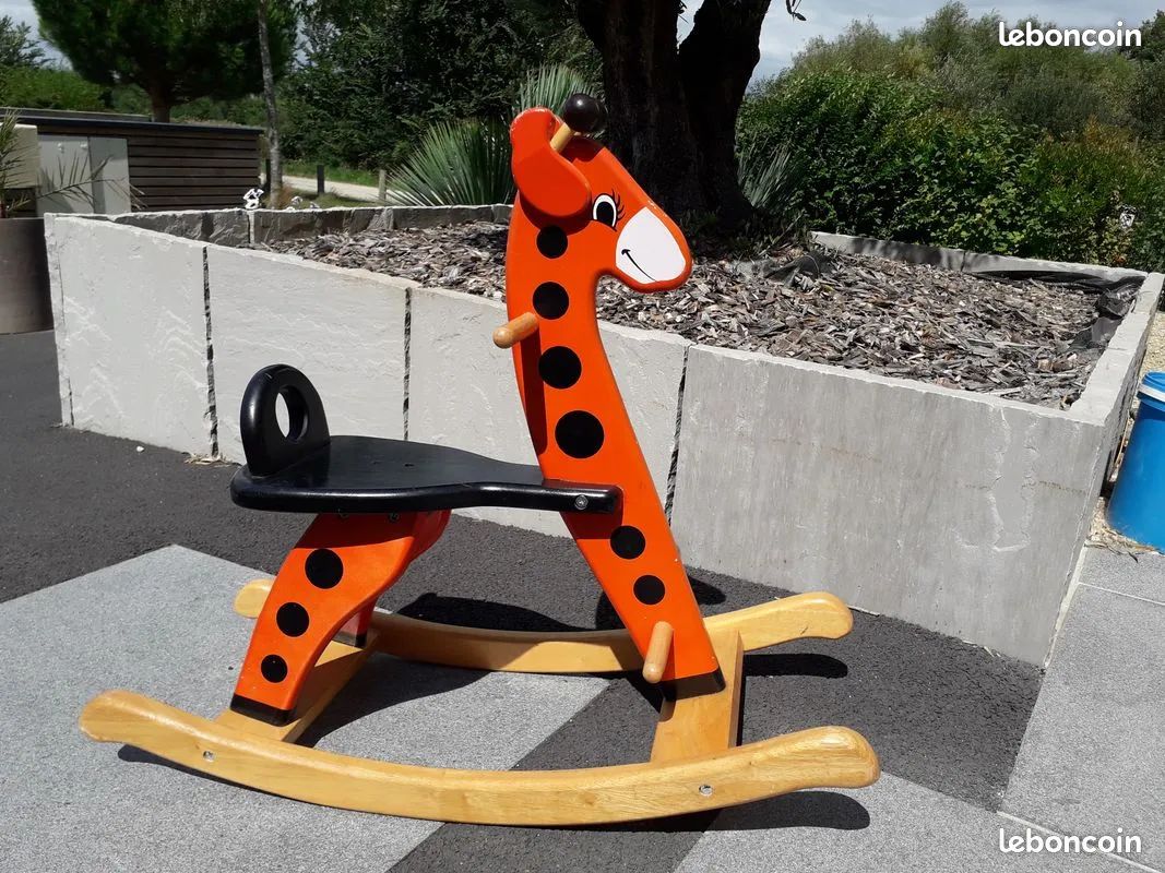 Cheval à bascule en bois (image 1)