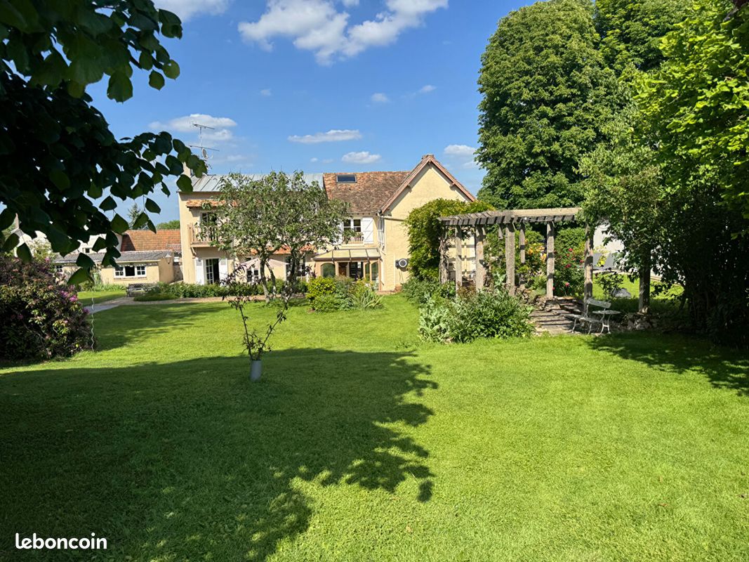 Maison 10 pièces 222 m² · à Montfort-l'Amaury · 222 m² · 1 045 000 €